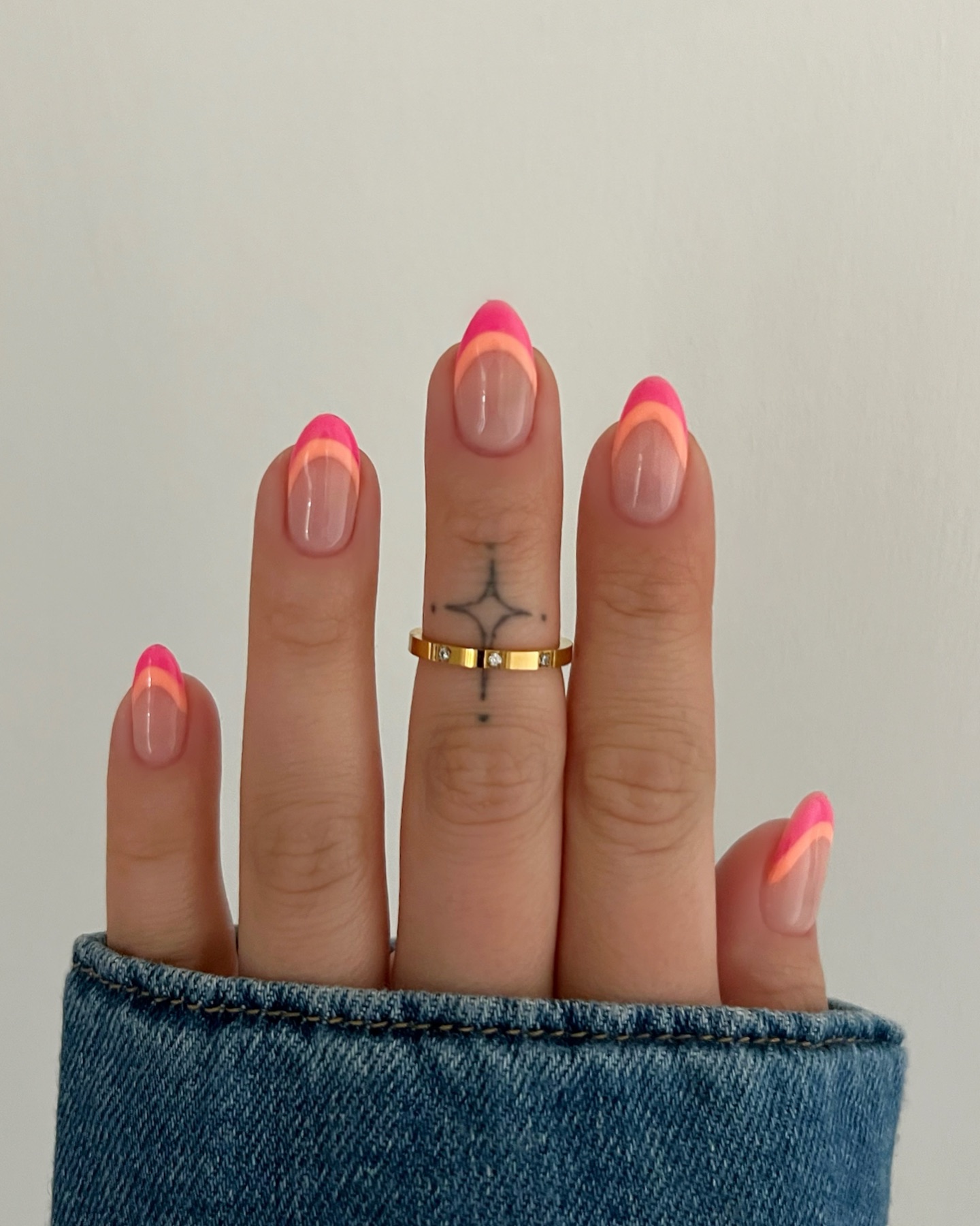 52. Neon Sunset Tips: a Dual Vibe for Summer Chic