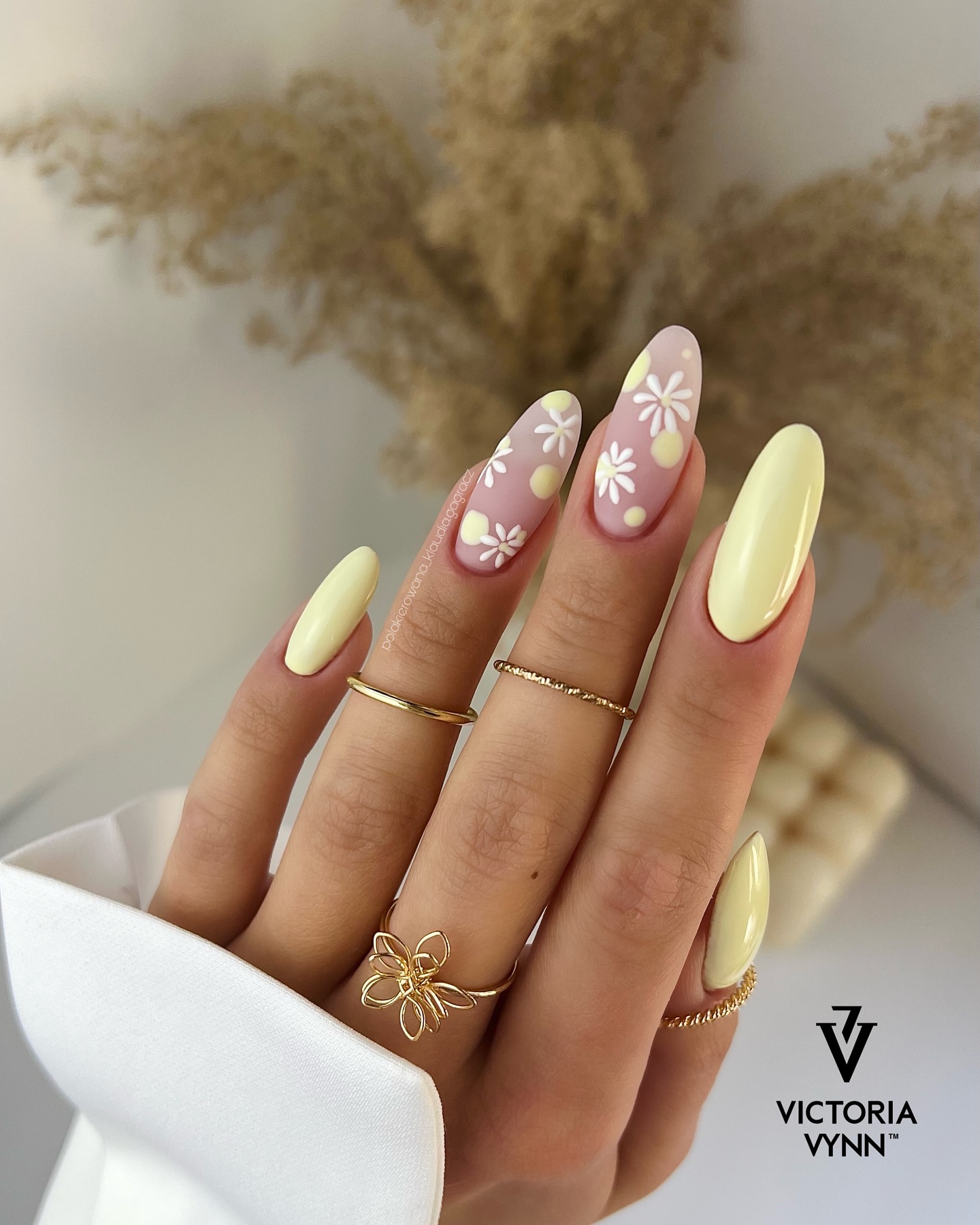 16. Daisy Dreams and Citrus Hues: a Fresh Spring Reverie